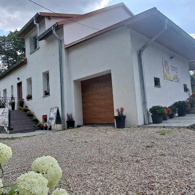 Lodziarnia Barczewo – szyld popularnej lodziarni przy głównej ulicy, znanej z domowych lodów.