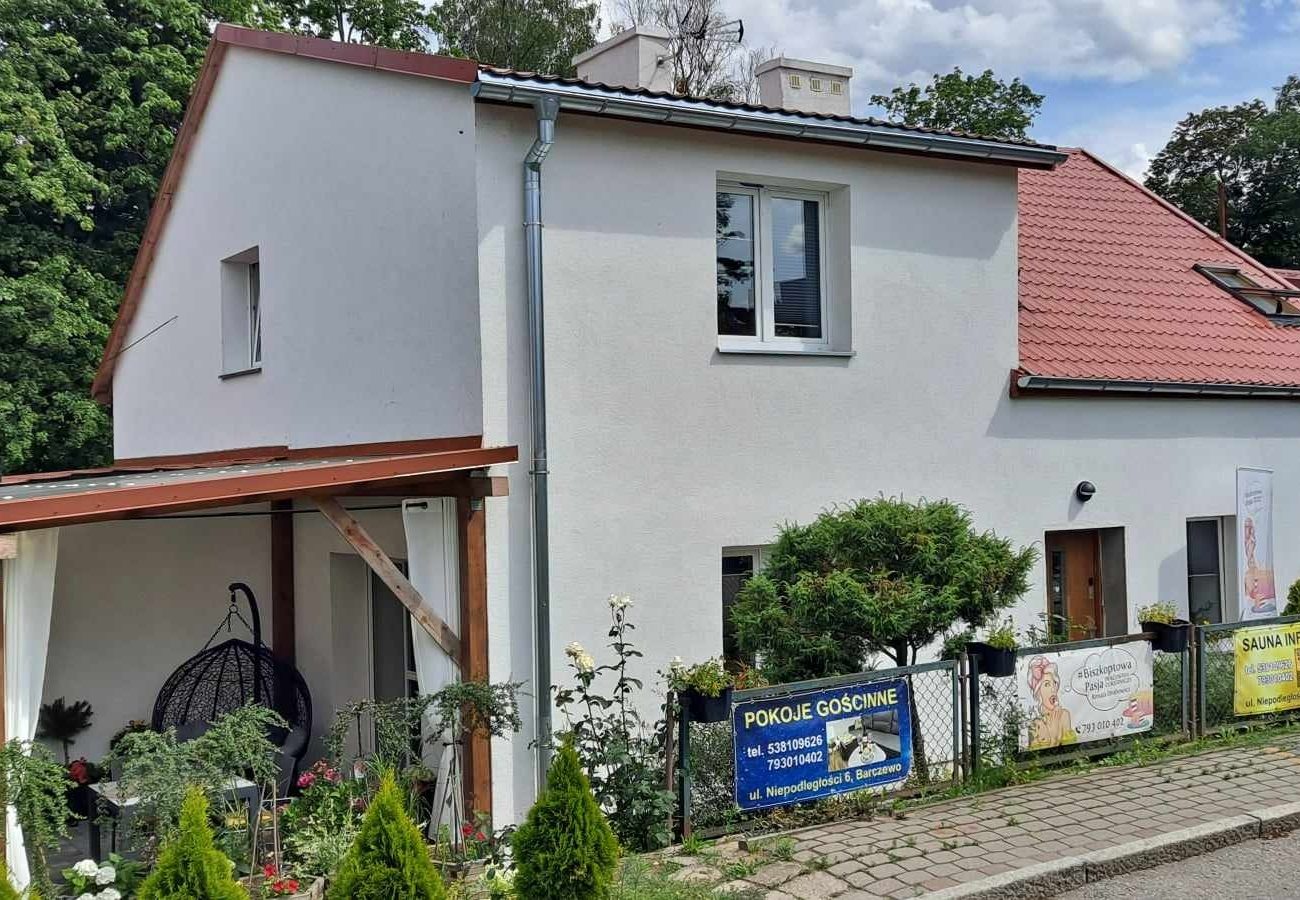 Nocleg Barczewo – oświetlony pensjonat wieczorem, idealny na spokojny wypoczynek.