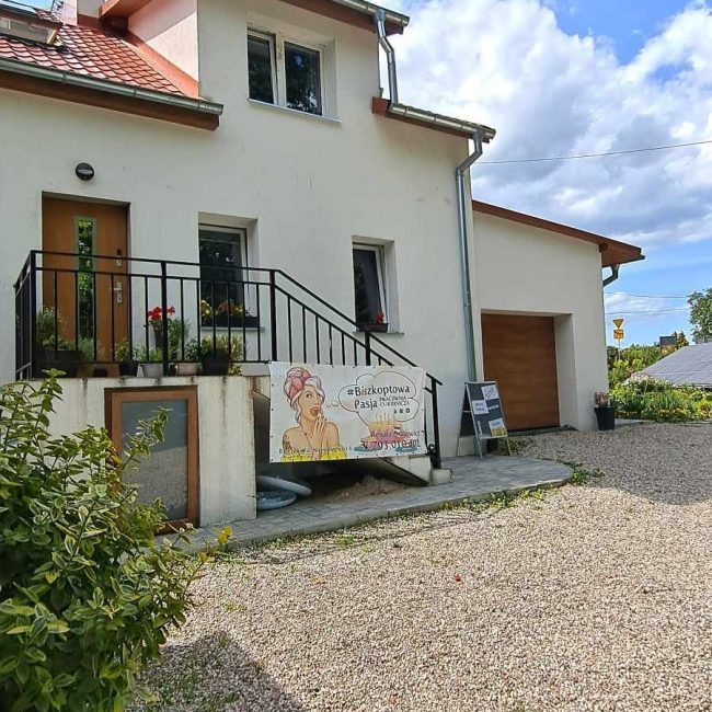 Komfortowy nocleg Barczewo – przytulny pokój z widokiem na ogród w pensjonacie w centrum miasta