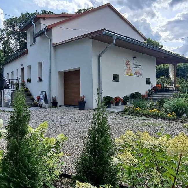 Kawa Barczewo – klienci delektujący się świeżo parzoną kawą w klimatycznej kawiarni w Barczewie.